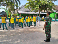 Tanamkan Kedisiplinan, Babinsa Koramil 0812/19 Latih PBB Siswa SMA NU Laren