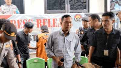 Pelaku Pembunuhan Gadis SMA Mamasa Tiba di Polres Mamuju dengan Tangan Diborgol