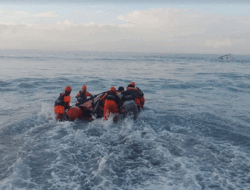 Seorang Nelayan Hilang saat Jukung Terhantam Ombak di Perairan Bugbug