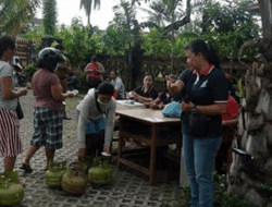 Operasi Pasar LPG 3 Kg  di Badung, Diskop, UMKM dan Perdagangan Distribusikan 3.360 Tabung