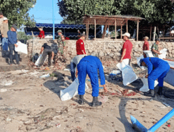 Satpolair Polres Loteng Bersama Masyarakat Bersih-bersih Pantai Pelabuhan Awang
