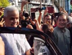 Ganjar Pranowo Tumpangi Mobil Bersejarah Milik Fatmawati Soekarno ke Lokasi Acara Gen Z di Bali