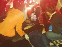 Kondisi Jalan Licin, Seorang Pengendara Motor Alami Kecelakaan Tunggal di Jalan Basuki Rahmad, Surabaya