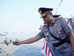 Jelang HUT ke 77 Bhayangkara, Polda Kalbar Gelar Upacara Tabur Bunga di Laut