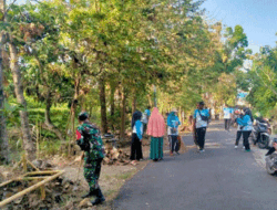 Wujudkan Lingkungan Bersih, Babinsa dan Warga Kelurahan Sidoharjo, Lamongan Gotong Royong