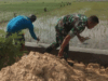 Upaya Tercapai Ketahanan Pangan Nasional, Babinsa Bantu Warga Sugio, Lamongan Perbaiki Irigasi