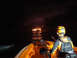 Kapal Nelayan Terbakar di Selatan Uluwatu, Basarnas Bali Terjunkan Enam Personel