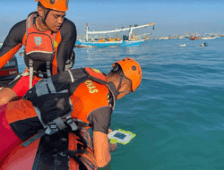 Nekat Menceburkan Diri ke Laut, Satu Orang Hilang Terseret Arus