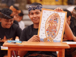 Sebanyak 12 Orang Perwakilan Badung, Beradu Kemampuan Lomba Melukis Wayang Kamasan