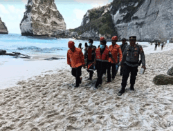 Tim Basarnas Bali Evakuasi Korban Terseret Arus di Diamond Beach