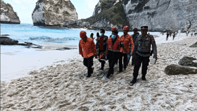 Tim Basarnas Bali Evakuasi Korban Terseret Arus di Diamond Beach