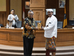 Asisten Cokorda Raka Darmawan Menerima Kunja Pemerintah Kabupaten Sukabumi