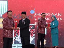 Bupati dan Ketua TP PKK Lampung Utara Terima Penghargaan Manggala Karya Kencana