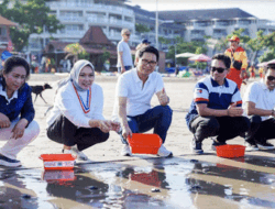 Sinergi dengan Kejati Bali, Pemkab Badung Gelar Bersih Pantai dan Lepas Tukik di Seminyak