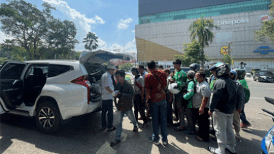 Tradisi Bersedekah Lewat Nasi Bungkus, Menabung Gaji untuk Akhirat