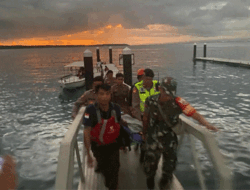 Dihantam Ombak, WNA Asal Inggris Alami Cedera Kaki di Pantai Kelingking, Nusa Penida