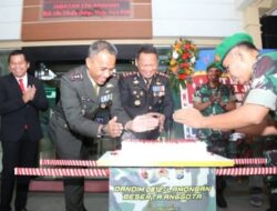 HUT Bhayangkara ke 77, Surprise dari Dandim 0812/Lamongan buat Kapolres AKBP Yakhob Silvana Delareskha