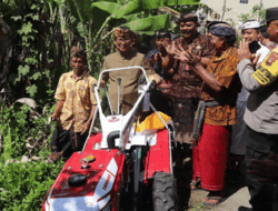 Dukung Ketahanan Pangan, Sekda Badung Adi Arnawa Serahkan Bantuan Empat Traktor ke Petani