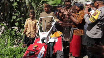 Dukung Ketahanan Pangan, Sekda Badung Adi Arnawa Serahkan Bantuan Empat Traktor ke Petani