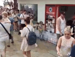 Wisatawan Rela Antri Demi Berpartisipasi Melepas Tukik di Pantai Kuta