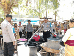 Polsek Jonggat Bakti Sosial Distribusikan Air Bersih di Desa Sukarara