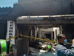 Dua Rumah di Margorukun Surabaya Terbakar
