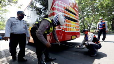 Dishub Dibantu Jajaran Satlantas Polrestabes Surabaya Uji Emisi Kendaraan