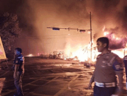 Kebakaran Terjadi di Depan SPBU Simbuang Kota Mamuju