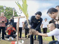 Sekda Adi Arnawa Tanam Pohon Kelapa Genjah di Puspem Badung
