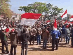 Ratusan Pedagang Pernik Agustusan Demo di Alun-alun Leles, Garut