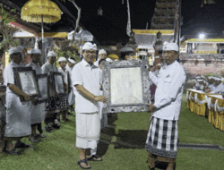 Launching Geguritan Pura Sada, Sekda Badung Serahkan Piagam ke Mancagra 1949