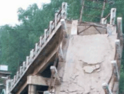 Jembatan Patah Ditabrak Ponton, Masyarakat Markati Jaya, Banyuasin Minta Segera Diperbaiki