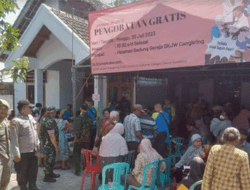 Pengobatan Gratis Warga Desa Modo, Kabupaten Lamongan Didampingi Babinsa Koramil 0812/12