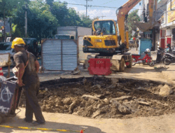Pengerjaan Pipa PDAM Akibatkan Meletusnya Aspal Jalan Raya di Pasar Kembang, Surabaya