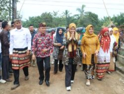 Wakil Ketua Tim Penggerak PKK Lampura Hadiri Karnaval di Kecamatan Sungkai Tengah