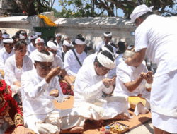 Hadiri Pujawali di Pura Luhur Uluwatu, Sekda Badung : Bawa Sarana Upacara Diharapkan Tidak Pakai Kantong Plastik
