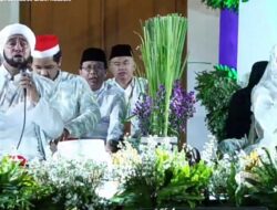 Ribuan Warga Dzikir dan Shalawat Bersama Habib Syech di Grahadi Surabaya