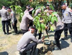 Mabes Polri Bersama Polda Jatim Tanam Pohon di Kenjeran Park