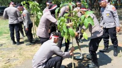 Mabes Polri Bersama Polda Jatim Tanam Pohon di Kenjeran Park