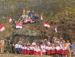 Satgas 623 Bentangkan Bendera Raksasa di Pedalaman Papua