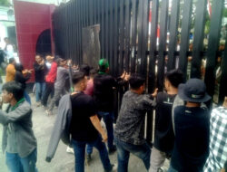 Dilarang Demo, Mahasiswa dan Masyarakat Datangi Kantor Gubernur Sulbar