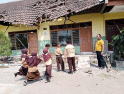 Miris! Atap Genteng SDN Gembongan Nyaris Runtuh