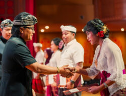 Bupati Giri Prasta Serahkan 2033 SK PPPK Jabatan Fungsional Guru