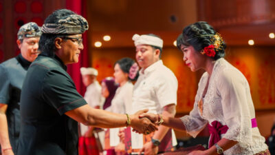 Bupati Giri Prasta Serahkan 2033 SK PPPK Jabatan Fungsional Guru