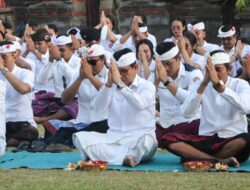 Sembahyang Bersama di Pura Lingga Bhuana Sekda Adi Arnawa Metemu Wirasa dengan Karang Taruna Kabupaten Badung