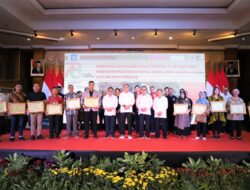 HUT PMI ke-78, Ratusan Pendonor Darah Surabaya Diberi Penghargaan