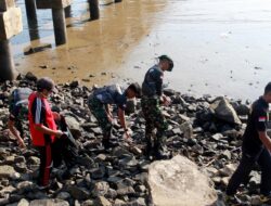 Satgasmar Pam Ambalat XXIX Bersama Masyarakat Sebatik Bersih-bersih Pantai