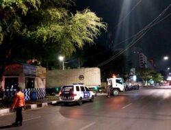 Truck Kontainer Menabrak Kabel di Persimpangan DTC Wonokromo