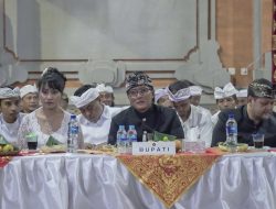 Bupati Giri Prasta Hadiri Upacara Atma Wedana dan Nyekah Massal Banjar Adat Senapan