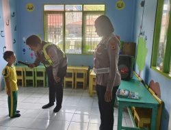 Tingkatkan Literasi, Satlantas Jayapura Kota Bagikan Buku dan Imbauan Tertib Lalu Lintas